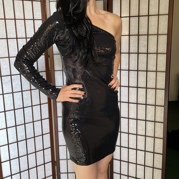 Dynamite Dresses & Skirts - 💥🔥STUNNING 🔥💥sequin one-shoulder dress